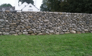 Забор, выполненный из камня