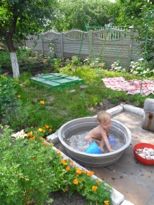 Пластиковый бассейн для малышей